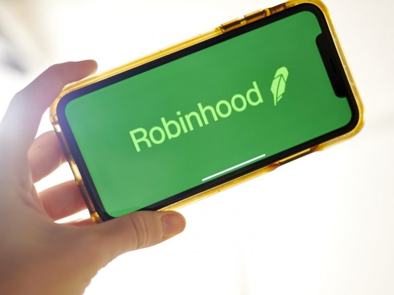 Robinhood Couple in Viral TikTok Discover Momentum Trading – Bloomberg