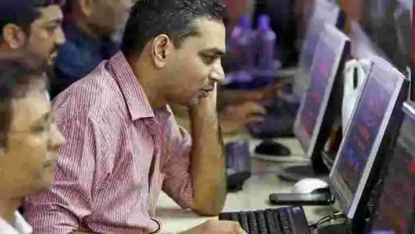 Sensex up 100 points; Nifty above 14,550; IT stocks gain